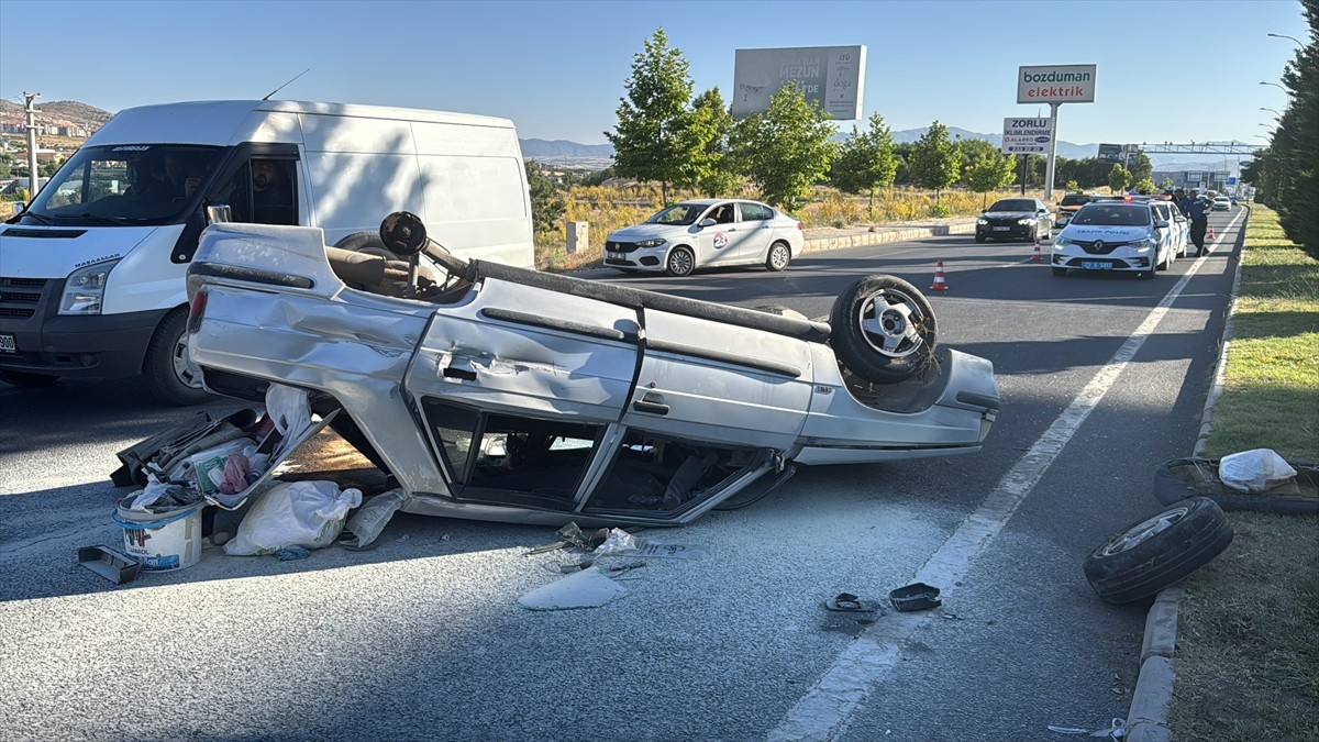 Elazığ'da beton mikseri ile otomobilin çarpışması sonucu 4 kişi yaralandı.