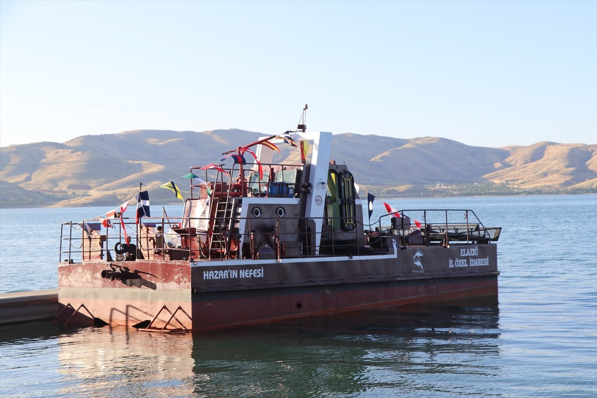 Elazığ'ın Sivrice ilçesindeki Hazar Gölü'nde "Deniz Temizleme Aracı" törenle hizmete...