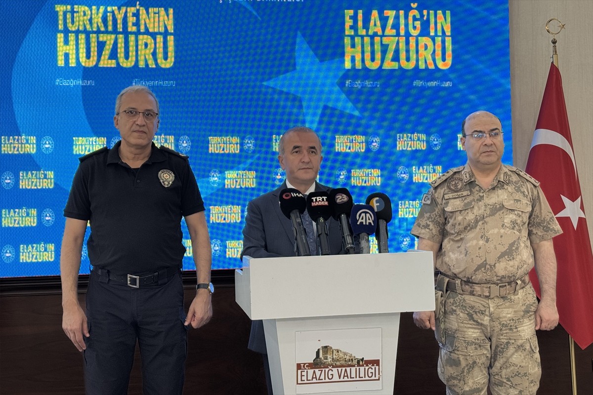 Elazığ Valisi Numan Hatipoğlu (ortada), Valilik Toplantı Salonu'nda düzenlenen "Huzur, Asayiş ve...