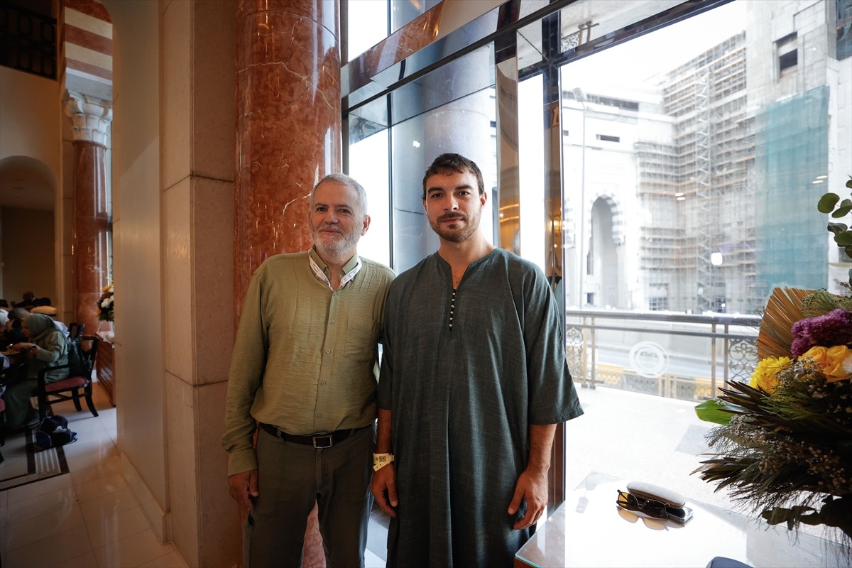 Endülüs Müslümanlarının 500 yıl önceki at sırtında yaptıkları hac yolculuğu geleneğini...