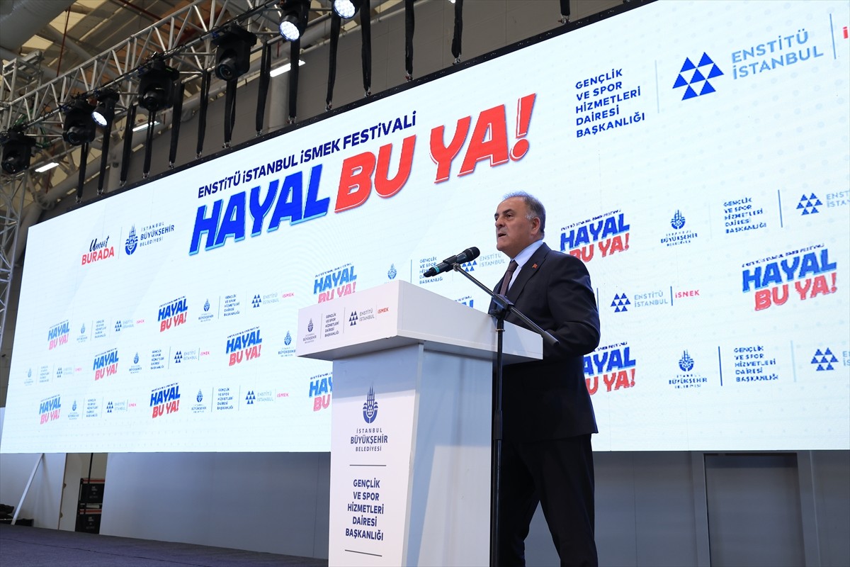 Enstitü İstanbul İSMEK'in "Hayal bu ya" festivalinin açılış töreni Yenikapı'daki Dr. Mimar Kadir...