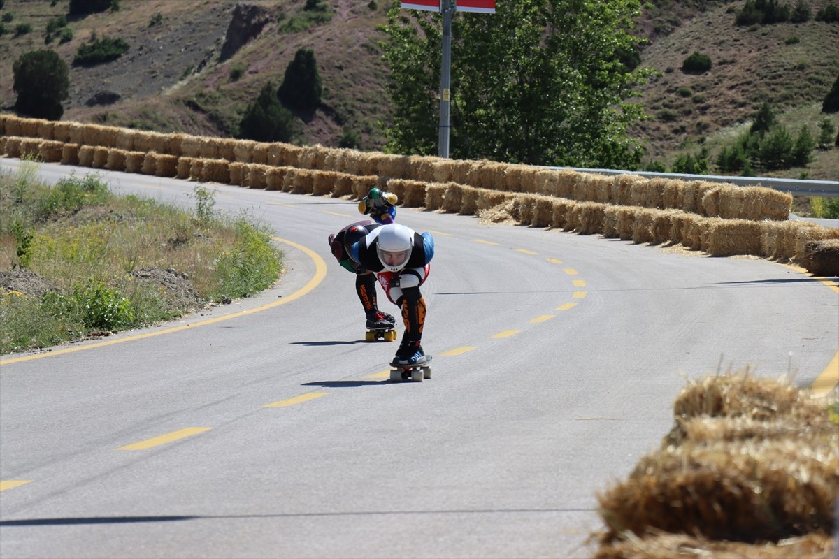 Erzincan'da düzenlenen Dünya Kaykay İniş Şampiyonası tamamlandı.