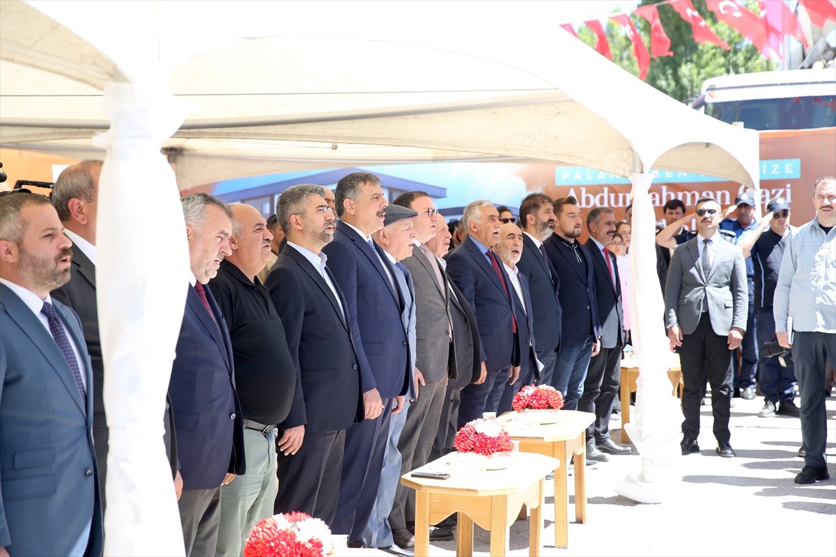 Erzurum'da, kentsel dönüşüm çalışmaları kapsamında yapılacak 42 konut ve 4 iş yeri için temel atma...