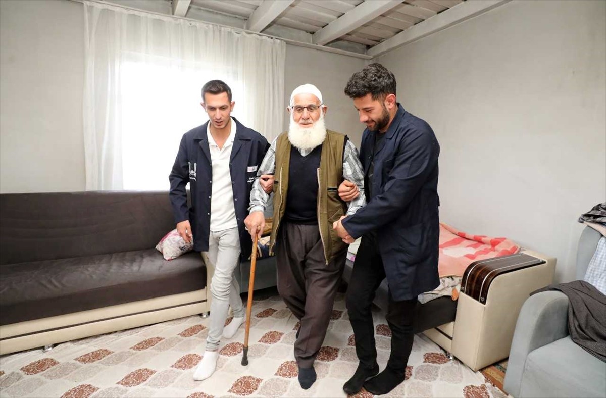 Erzurum'da Kurban Bayramı öncesinde ihtiyaç sahibi yaşlıların evlerini temizleyip saç kesimlerini...