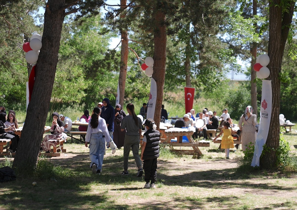  Erzurum'da yetim ve öksüz çocuklar, "piknik şöleni"nde eğlendi. Erzurum Vakıflar Bölge...