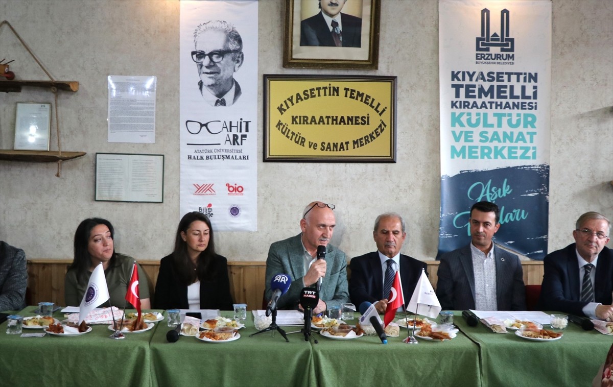 Erzurum'da, Yükseköğretim Kurulu (YÖK) Bilim İletişimi Ofisi tarafından koordine edilen Bilim Kafe...