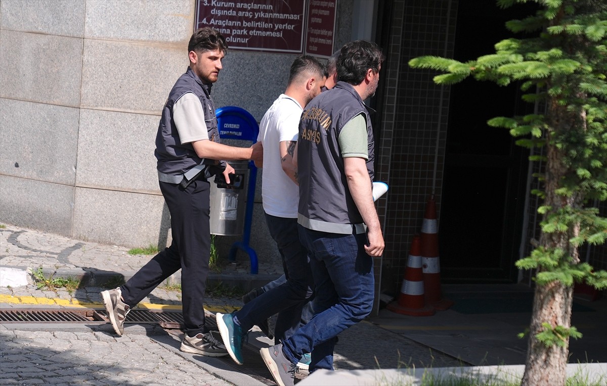 Erzurum'un Aziziye ilçesinde çıkan bıçaklı kavgada 2'si kardeş 3 kişi yaralandı. Zanlılardan...