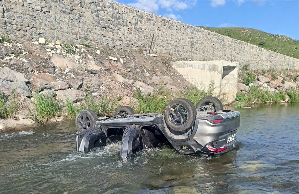Erzurum'un Karayazı ilçesinde, dereye yuvarlanan otomobildeki aynı aileden 1'i çocuk 3 kişi...