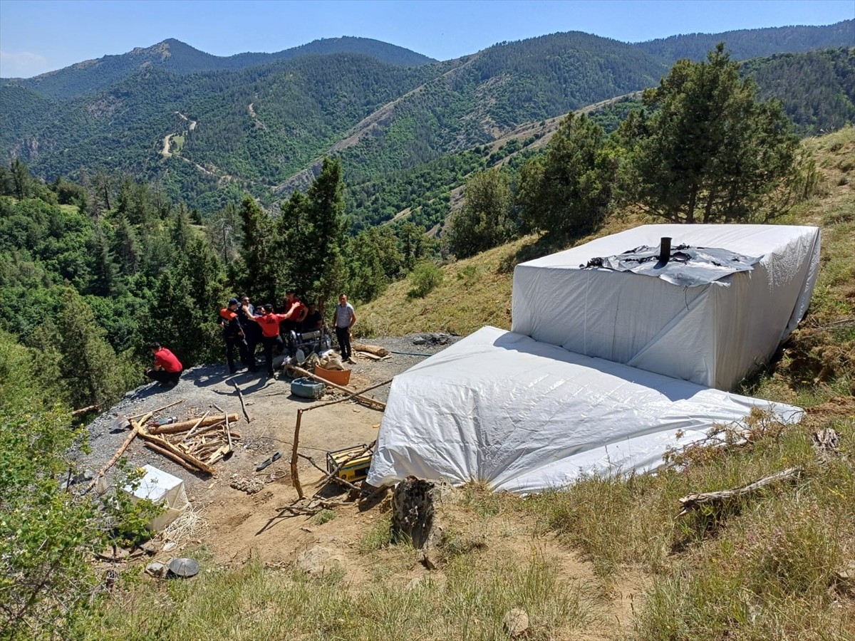 Erzurum'un Oltu ilçesindeki taş ocağında meydana gelen göçükte 3 işçi hayatını kaybetti. İlçeye...