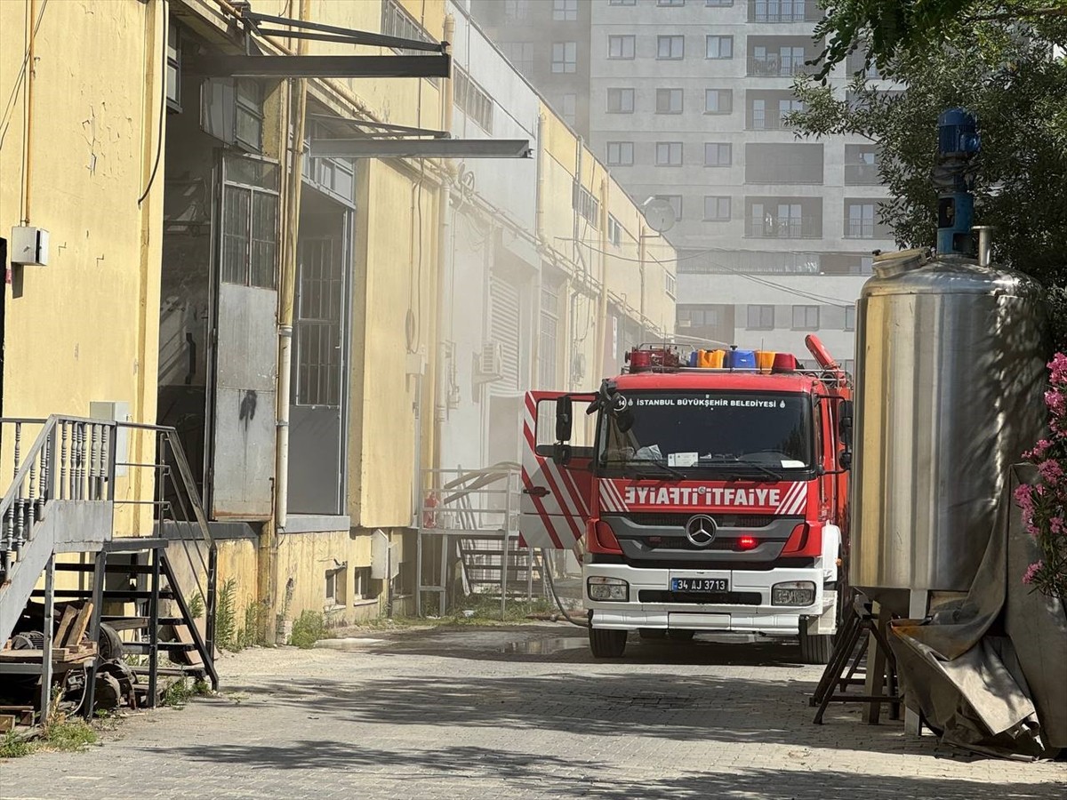 Esenyurt'ta bebek bezi üreten iş yerinin deposunda çıkan yangın, itfaiye ekiplerince...