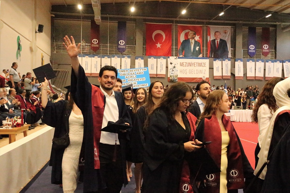 Eskişehir'de, Anadolu Üniversitesi'nin bazı fakültelerinde eğitimlerini tamamlayan öğrenciler için...