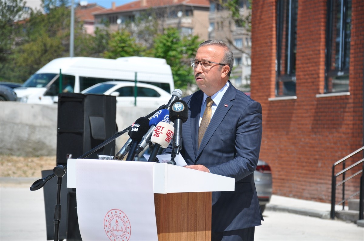 Eskişehir'de kamu kaynaklarıyla inşası tamamlanan Anadolu İmam Hatip Lisesi düzenlenen törenle...