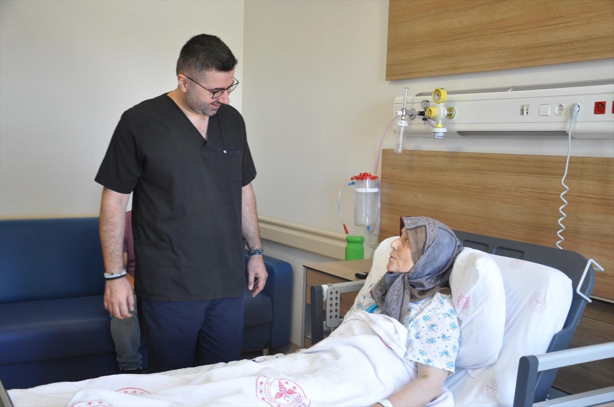 Eskişehir'de nefes darlığı ve çarpıntı şikayetleri bulunan 69 yaşındaki Zeynep Çiçek'in kalbindeki...