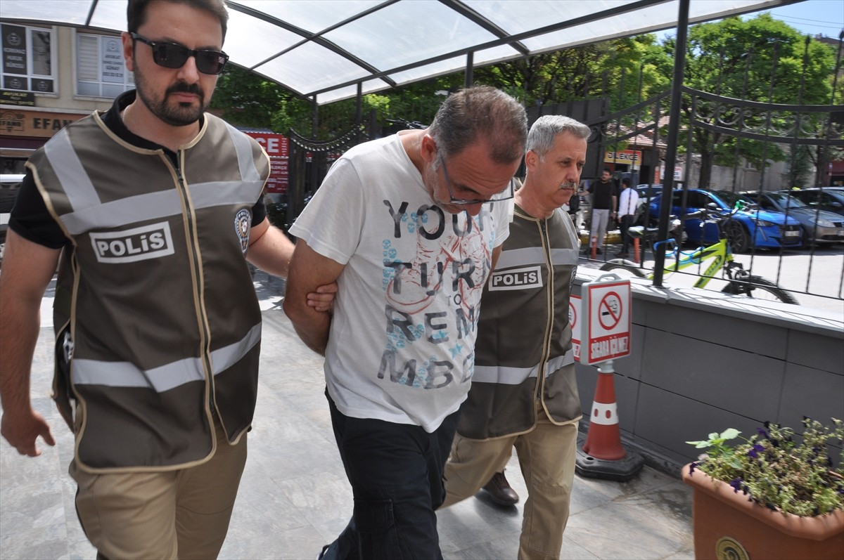 Eskişehir'in Odunpazarı ilçesinde ortağına ait köpeğe şiddet uyguladığı öne sürülen şüpheli...