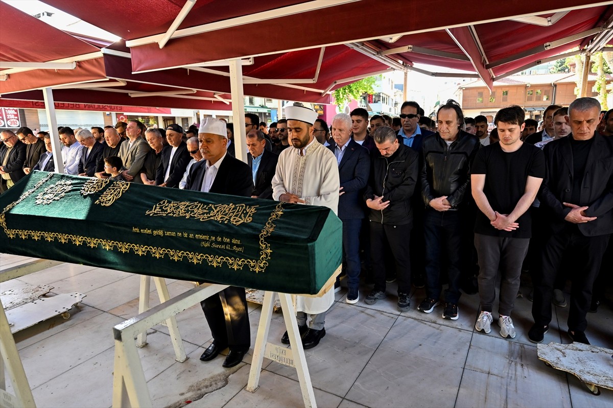 Eyüpspor Kulübü Başkanı Murat Özkaya'nın (sağ 3) 77 yaşında vefat eden babası Ömer Sıtkı Özkaya...