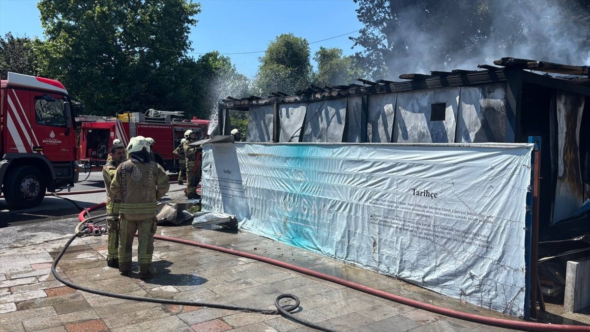 Eyüpsultan'da cami restorasyonunda çalışan işçilerin kaldığı konteynerde çıkan yangın...
