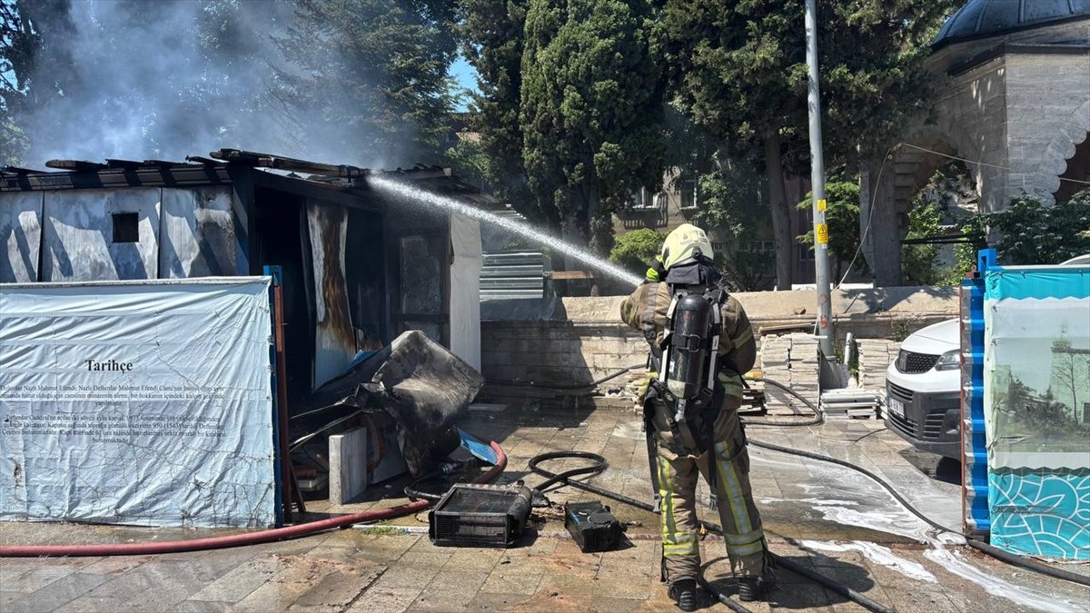 Eyüpsultan'da cami restorasyonunda çalışan işçilerin kaldığı konteynerde çıkan yangın...