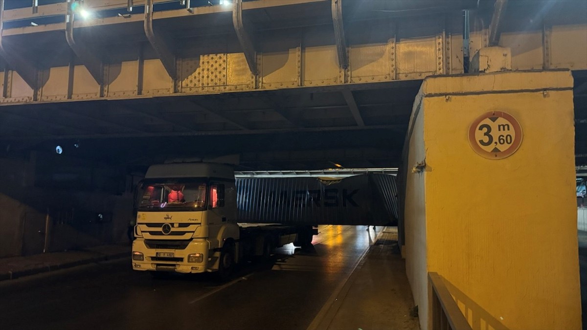 Fatih'te alt geçide takılan tırın dorsesindeki konteyner, yolun ulaşıma kapanmasına neden...