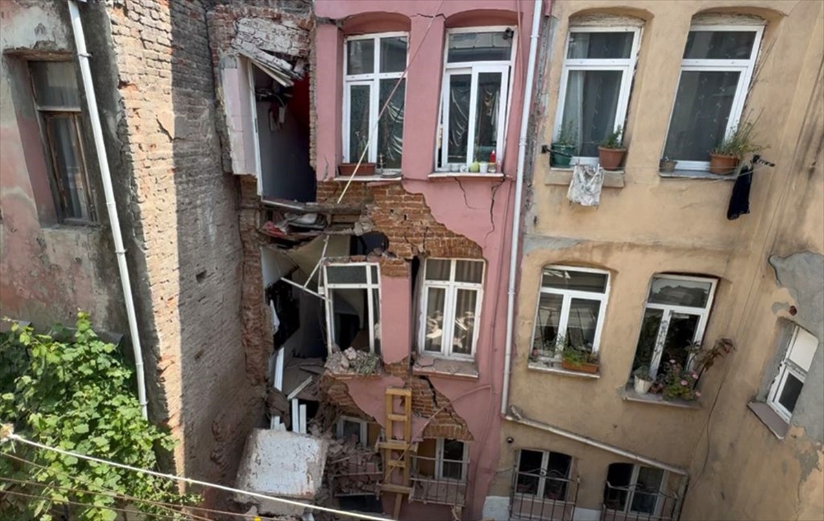 Fatih'te bir binanın arka cephesinde oluşan kısmi çökme nedeniyle bitişikteki bazı binalarda hasar...