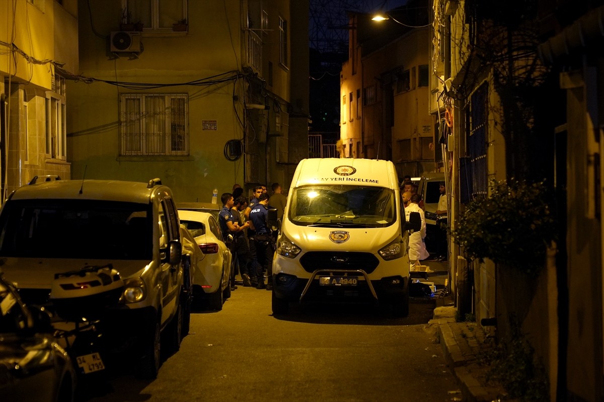 Fatih'te bir kişi ara sokakta otomobil içerisinde uğradığı silahlı saldırı sonucu hayatını...