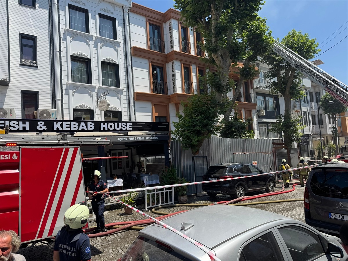 Fatih Cankurtaran Mahallesi Mimar Mehmet Ağa Caddesi'nde restore edilen 4 katlı otelin çatısında...