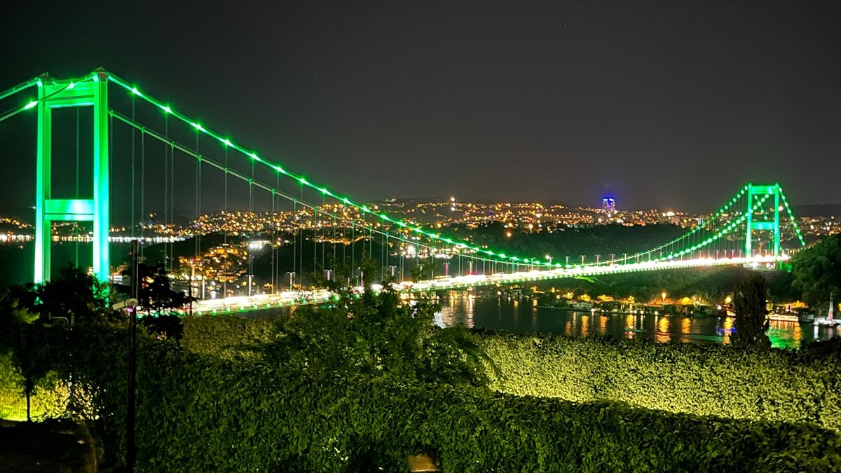 Fatih Sultan Mehmet (FSM) Köprüsü, Skolyoz Farkındalık Günü nedeniyle yeşil renkle...