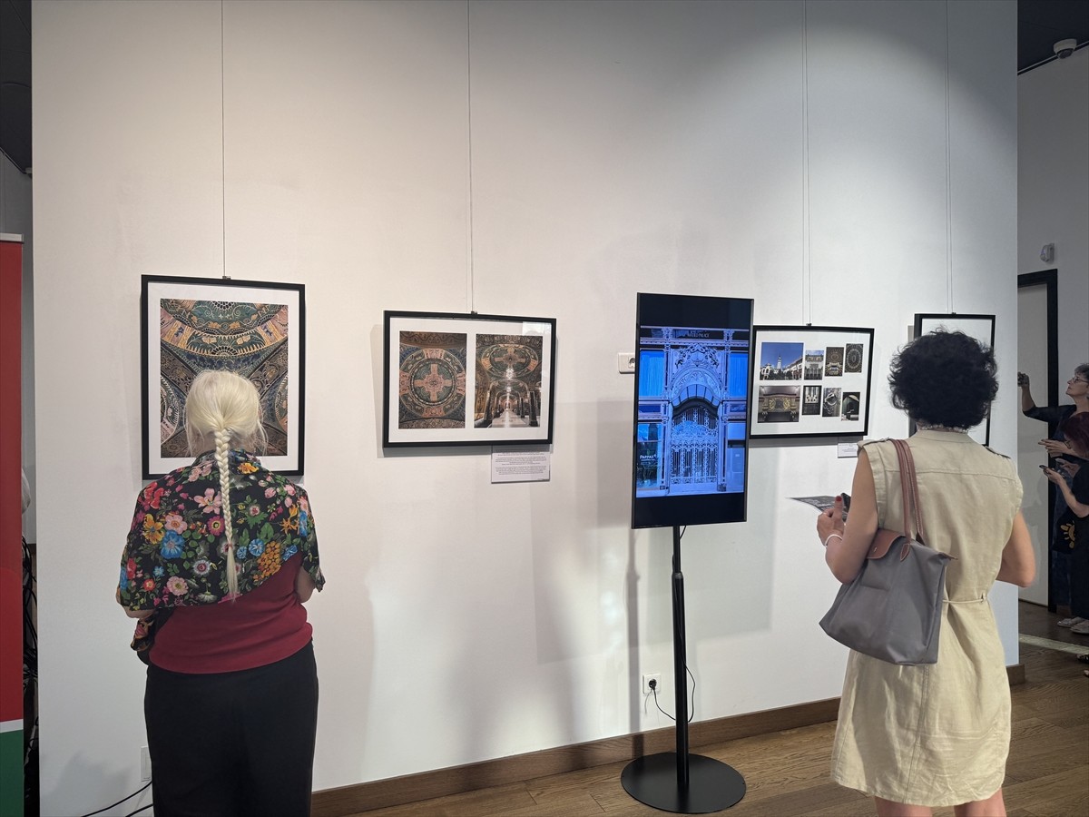 Fotoğraf sanatçısı Dorka Demeter'in eserlerinin sergilendiği "Mimari İhtişam: Macar Art Nouveau"...