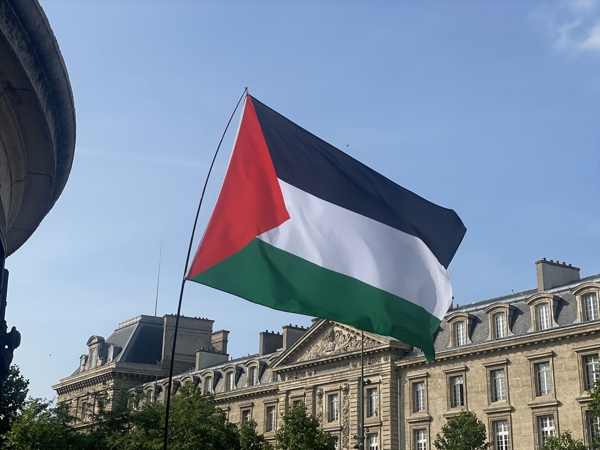 Fransa'nın başkenti Paris'teki Cumhuriyet Meydanı'nda, İsrail'in Gazze'ye insani yardım taşırken...