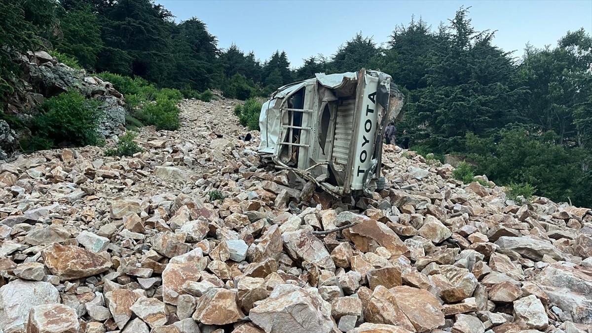 Gaziantep'in İslahiye ilçesinde, uçuruma devrilen pikaptaki 3 kişi hayatını kaybetti, 1 çocuk...