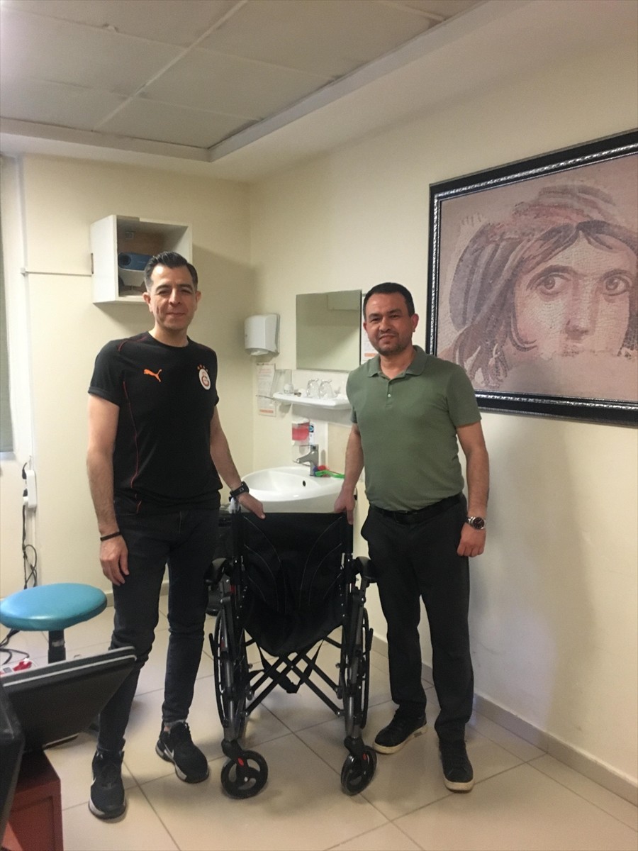 Gaziantep'in Nizip ilçesinde, tehdit şikayetinin tarafları hastaneye tekerlekli sandalye bağışı...