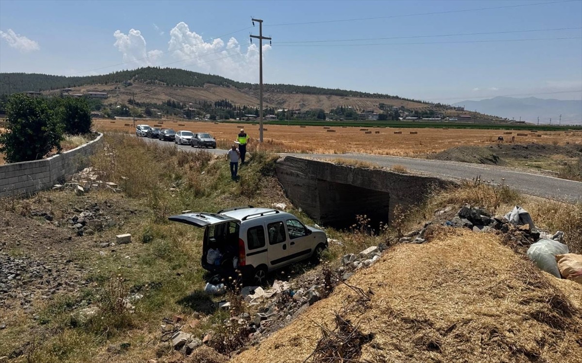 Gaziantep'in Nurdağı ilçesinde hafif ticari aracın köprüden düşmesi sonucu 6 kişi...