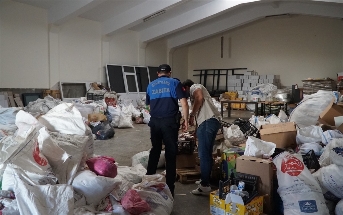 Gaziantep'in Şehitkamil ilçesinde zabıta ekipleri tarafından son kullanma tarihi geçmiş 21 ton...