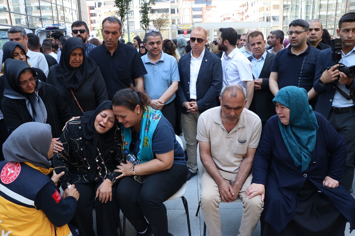 Gaziantep'te hafif ticari araç ile otomobilin çarpışması sonucu yaşamını yitiren 5 kişiden anne ve...