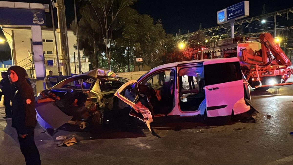 Gaziantep'te otomobil ile hafif ticari aracın çarpışması sonucu 3 kişi yaşamını yitirdi, 5 kişi...