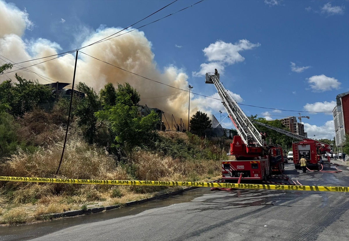 Gaziosmanpaşa'da geri dönüşüm tesisinde çıkan yangına itfaiye ekiplerince müdahale...