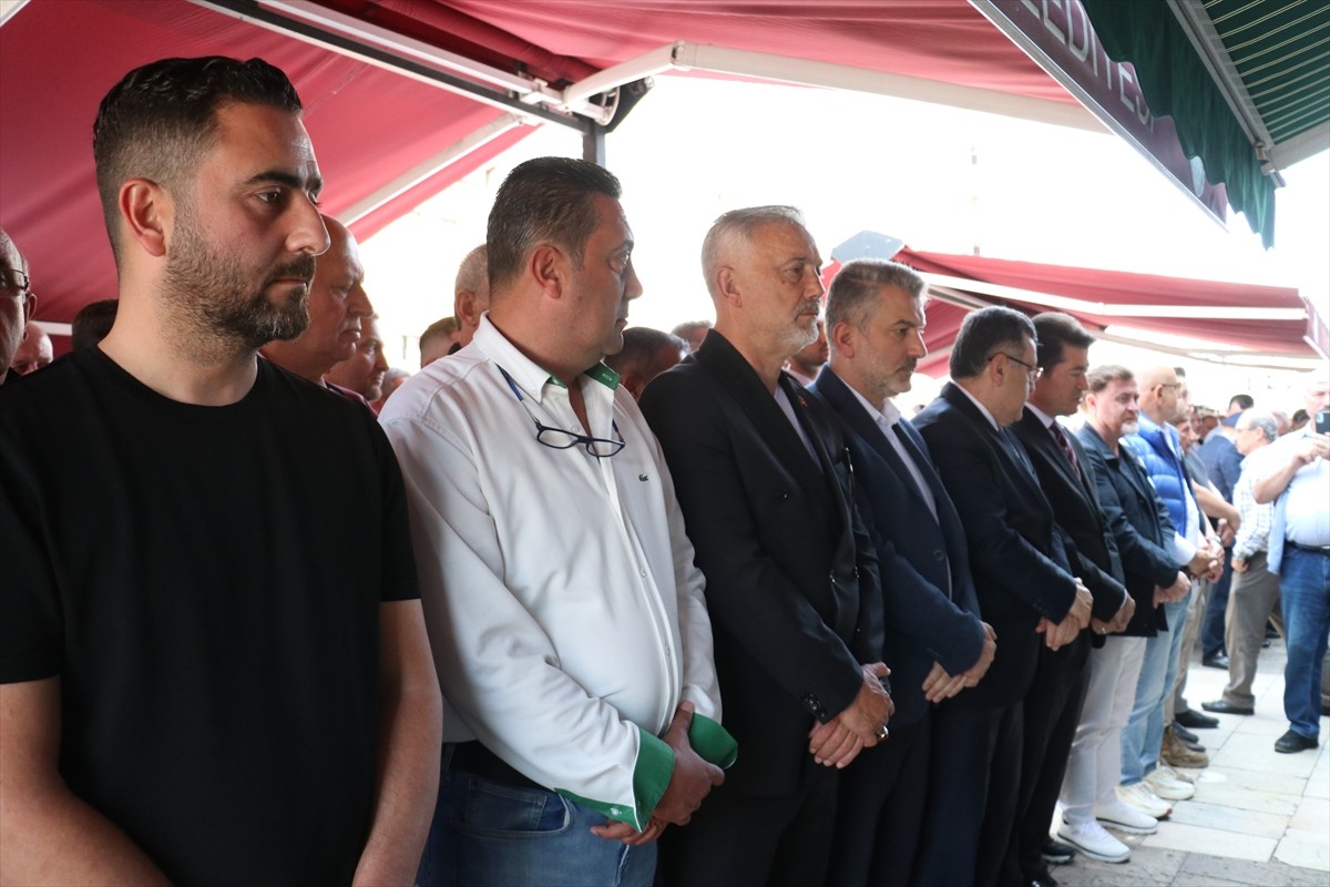 Genç Milli Takımlar Teknik Koordinatörü Hami Mandıralı'nın kayınpederi Süleyman Şahinoğlu'nun...