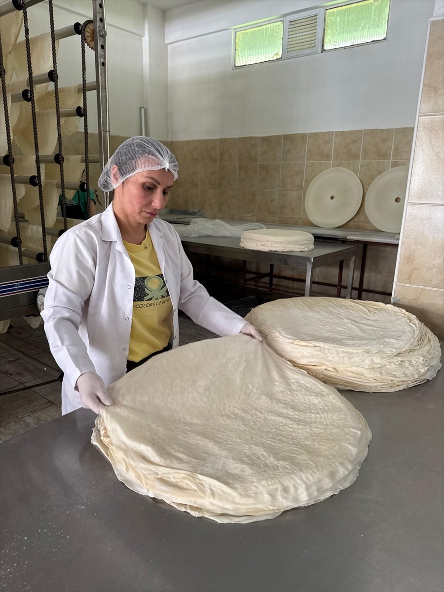 Giresun&#039;un Bulancak ilçesinde yufka imalathanesi işleten iki çocuk annesi Nesrin Güngör, 7&#039;si...
