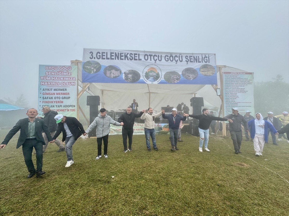 Giresun'un Keşap ilçesinde, otçu göçü geleneğinin yaşatılması amacıyla şenlik yapıldı. Erköy...