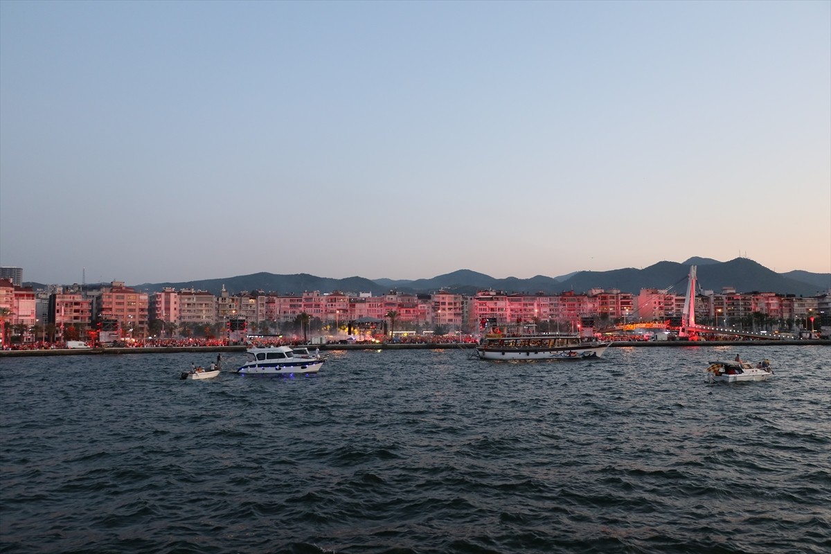 Göztepe Kulübünün 100. kuruluş yıl dönümü binlerce taraftarın katılımıyla kutlandı. Güzelyalı...