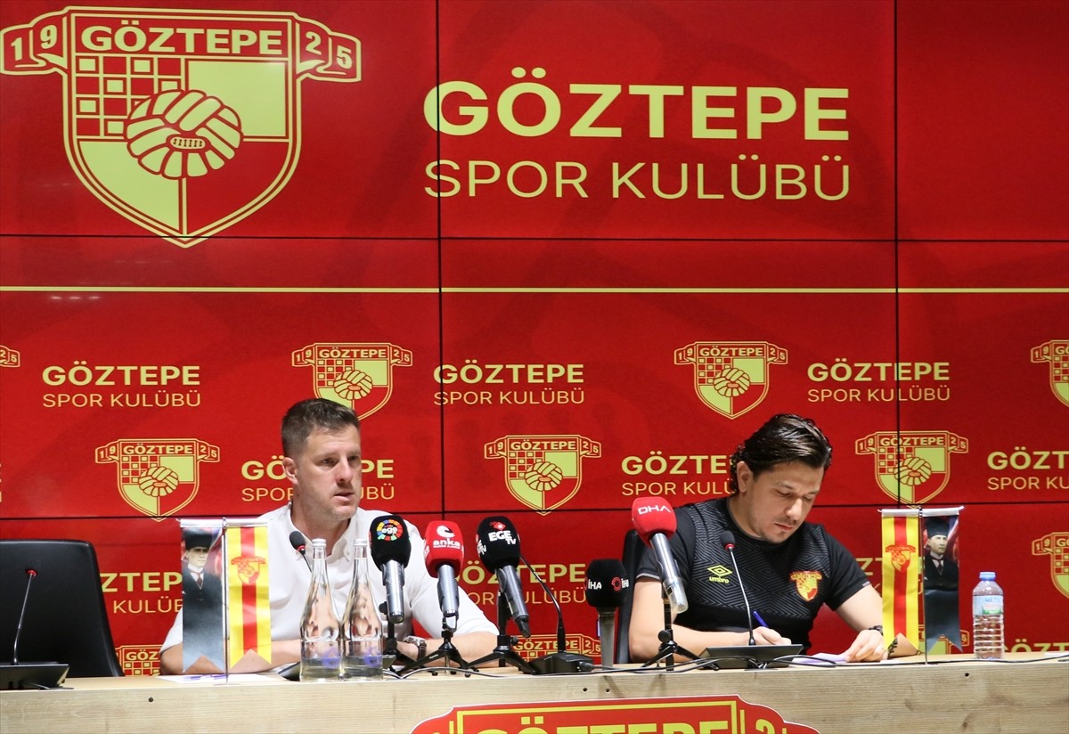 Göztepe Sportif Direktörü Ivan Mance (solda), Gürsel Aksel Stadyumu'nda düzenlediği basın...