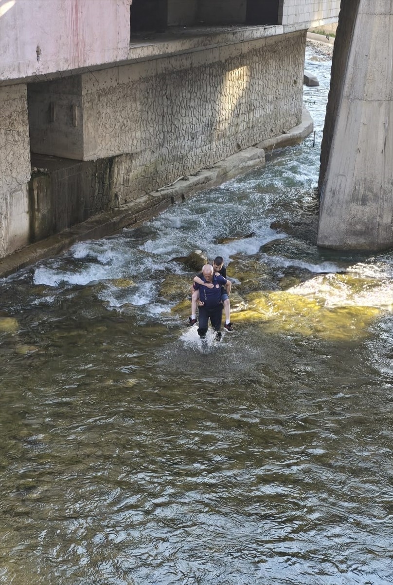 Gümüşhane'de, Harşit Çayı kenarında mahsur kalan çocuğu itfaiye ekipleri kurtardı.