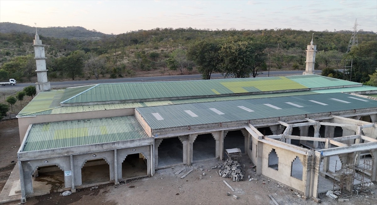 Güneydoğu Afrika ülkesi Mozambik'in Tete eyaletinde maddi yetersizlikler nedeniyle 12 yıldır...