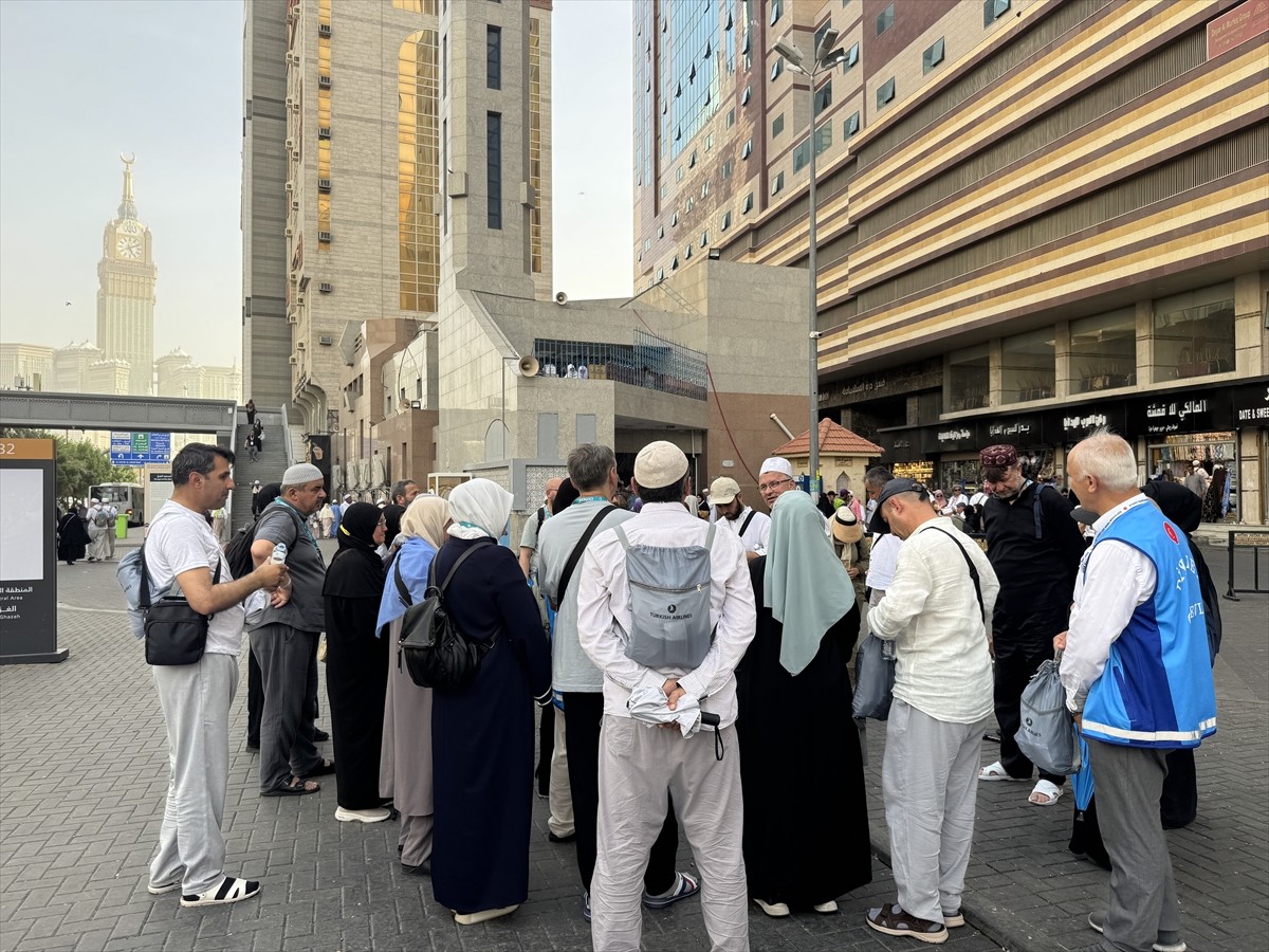 Hac farizasını yerine getirmek için dünyanın çeşitli ülkelerinden gelen hacı adayları, günlerini...