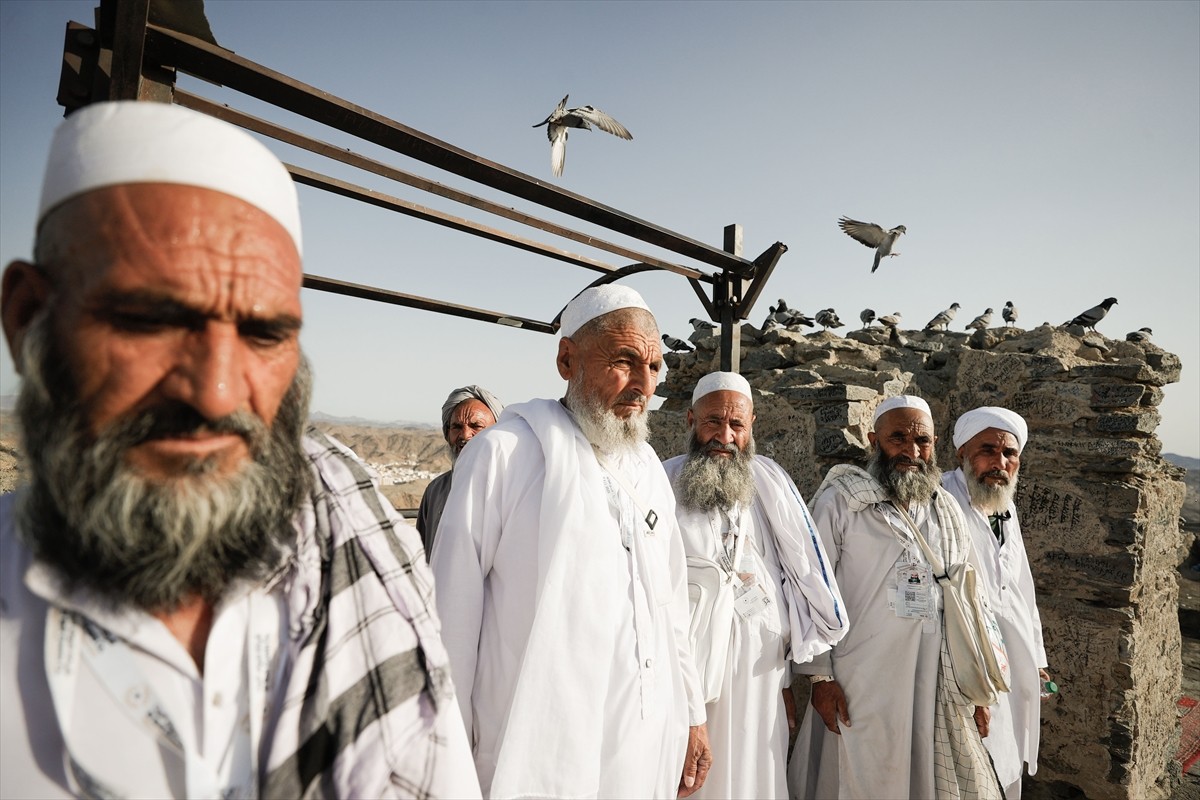 Hacı adayları, Kur'an-ı Kerim'in ilk ayetlerinin Hazreti Muhammed'e ulaştırıldığı Nur Dağı'ndaki...