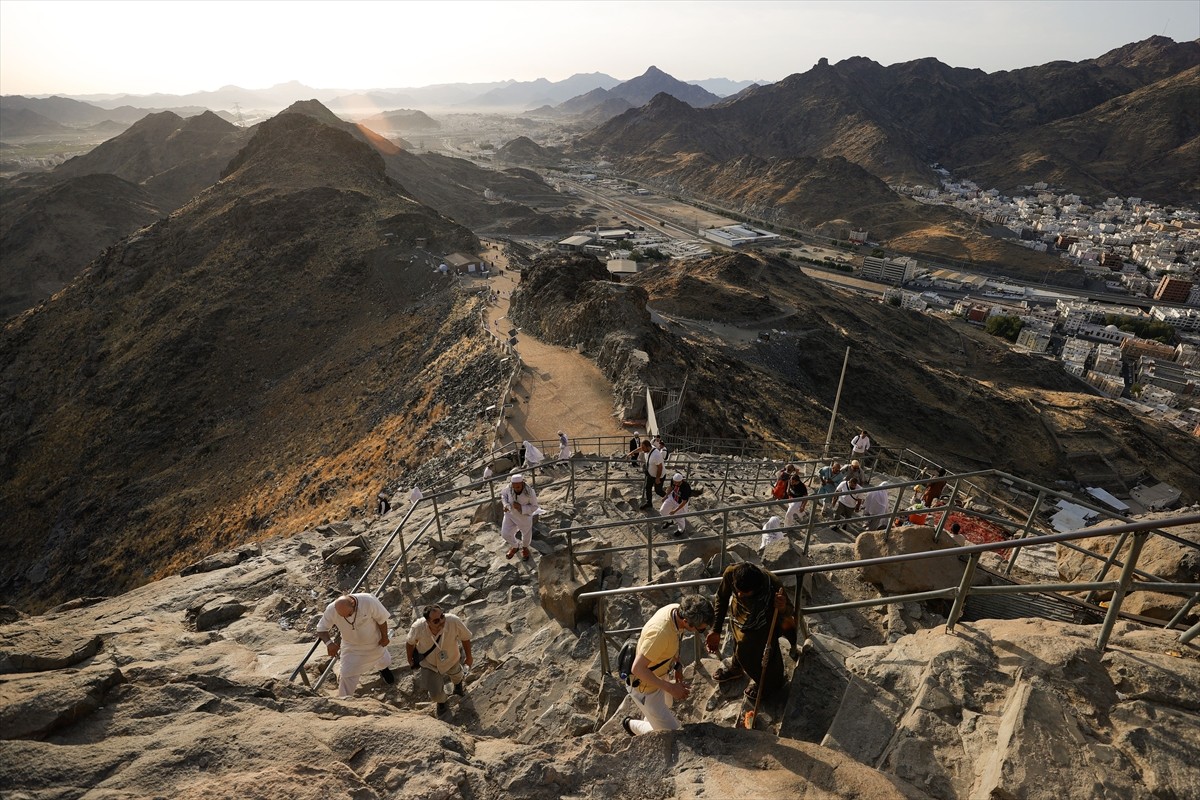 Hacı adayları, Kur'an-ı Kerim'in ilk ayetlerinin Hazreti Muhammed'e ulaştırıldığı Nur Dağı'ndaki...