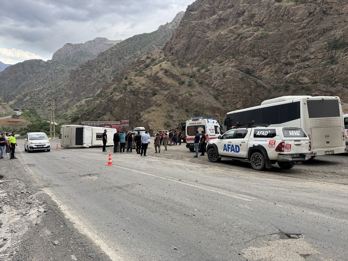 Hakkari'de askeri personeli taşıyan midibüsün devrilmesi sonucu 12 kişi hafif yaralandı. 
