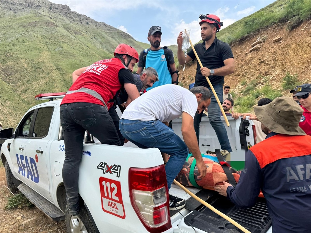 Hakkari'de dağlık alanda düşüp yaralanan kişi, ekiplerce sedyeyle ulaştırıldığı ambulansla...