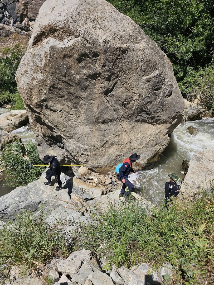 Hakkari'de nisan ayında kaybolan kadını arama çalışmaları devam ediyor. Karşıyaka Mahallesi'nde 9...