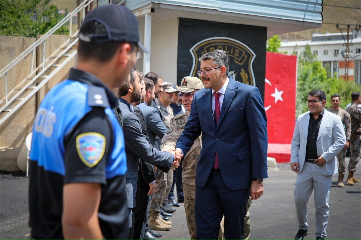 Hakkari Valisi ve Belediye Başkan Vekili Ali Çelik, güvenlik güçleriyle bayramlaştı.