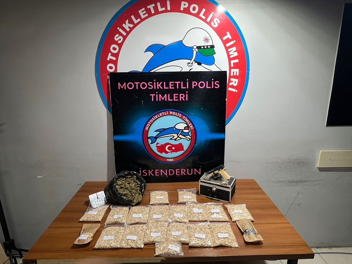 Hatay'ın İskenderun ilçesinde 33 bin 433 uyuşturucu hap ele geçirildi, 2 şüpheli gözaltına alındı....